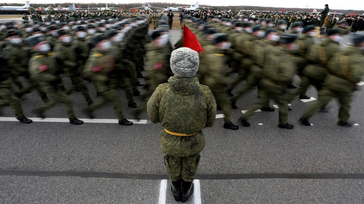 Napětí neklesá. Rusové přesunuli dvě armády, Ukrajinci cvičí u Krymu